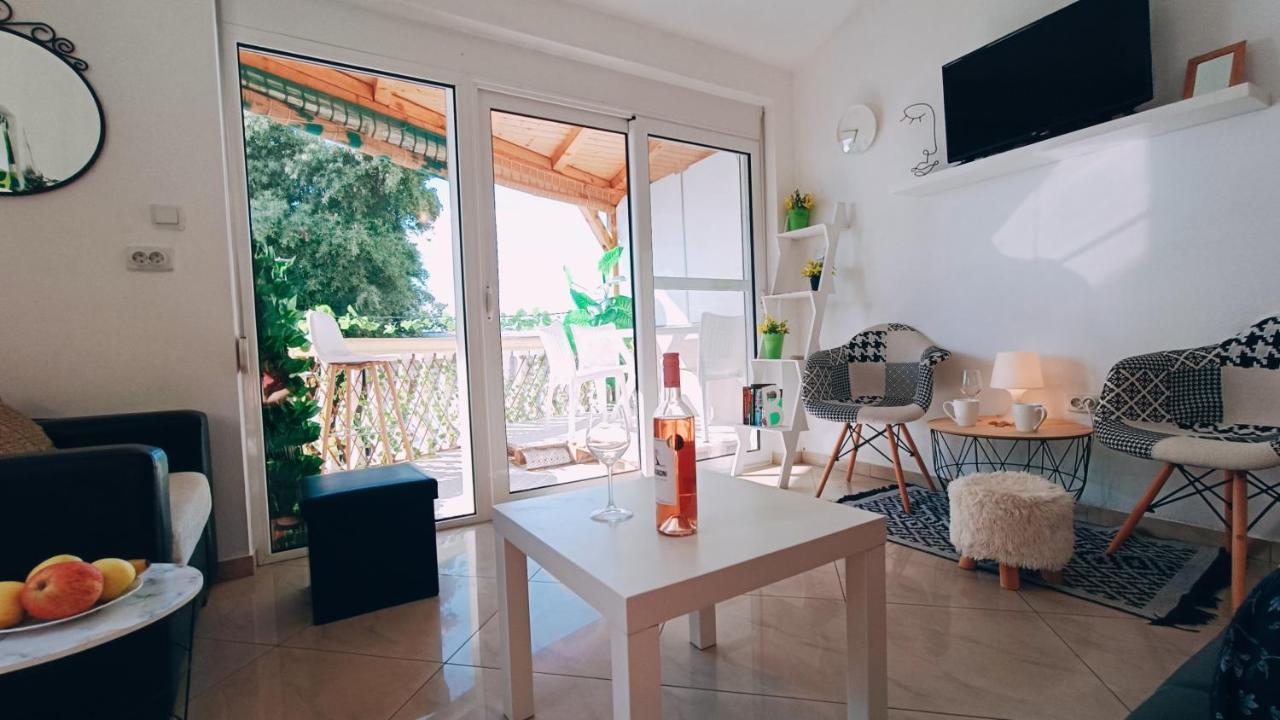 Beach Apartment With Beach Chairs N.1 Utjeha-Bušat Eksteriør billede